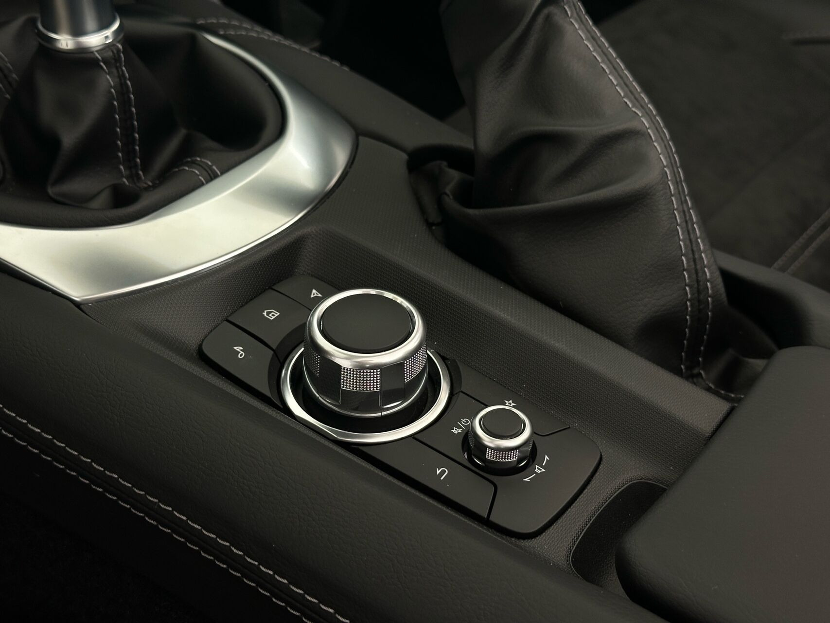 Grå Mazda MX-5 fra 2026