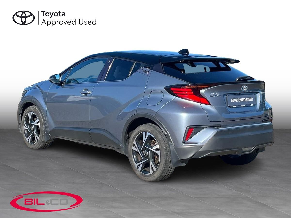 Grå Toyota C-HR fra 2022