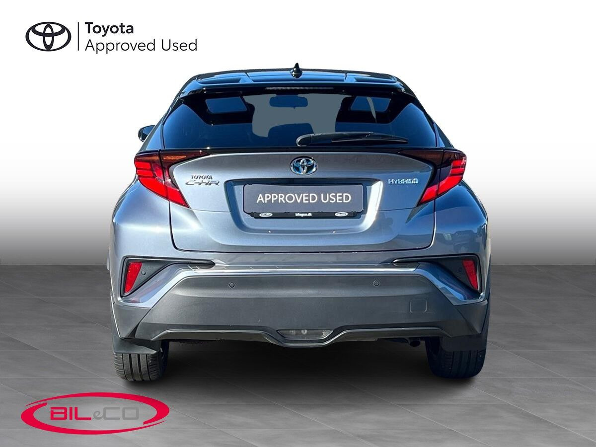 Grå Toyota C-HR fra 2022