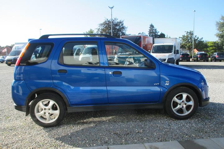Blå Suzuki Ignis fra 2006