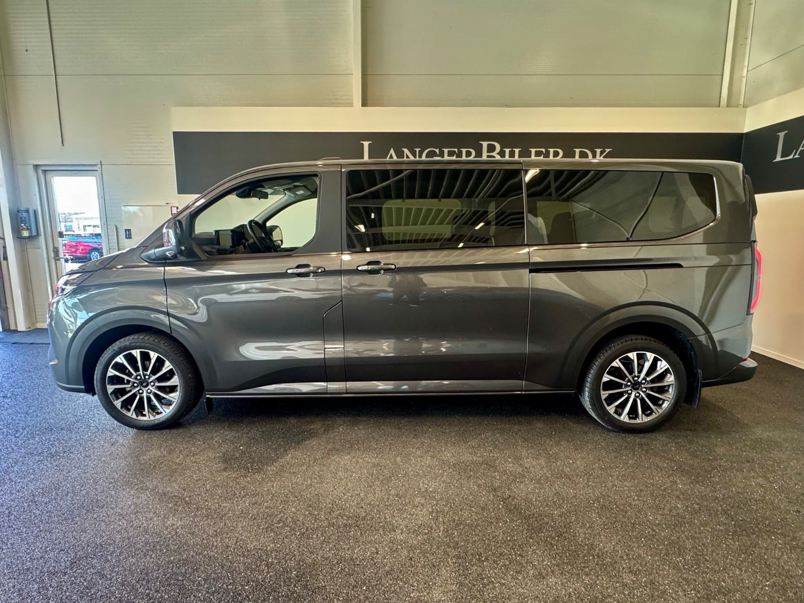 Grå Ford Tourneo Custom 340 L2 fra 2025