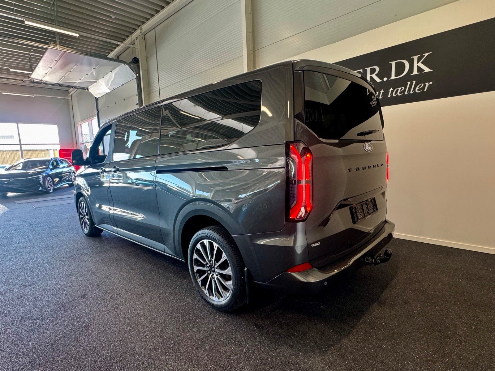 Grå Ford Tourneo Custom 340 L2 fra 2025