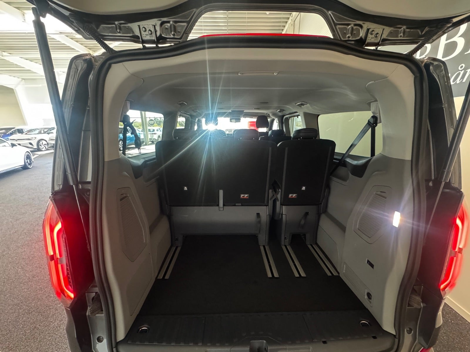 Grå Ford Tourneo Custom 340 L2 fra 2025