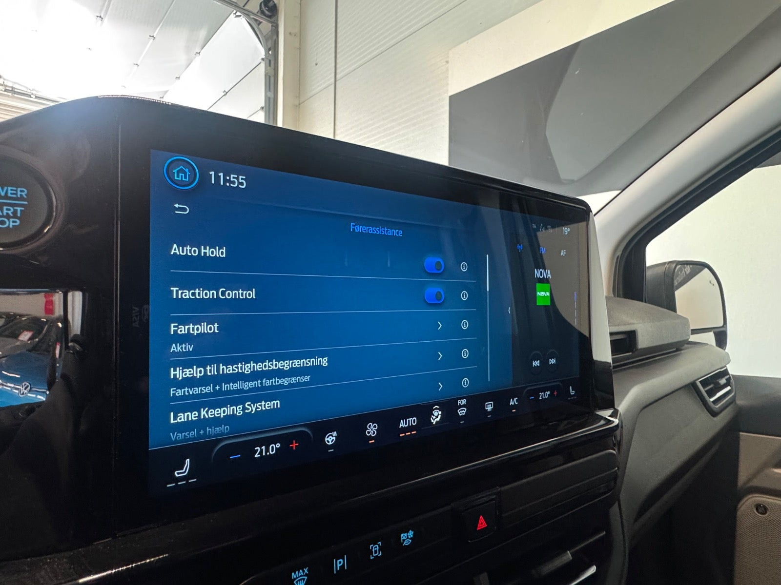 Grå Ford Tourneo Custom 340 L2 fra 2025
