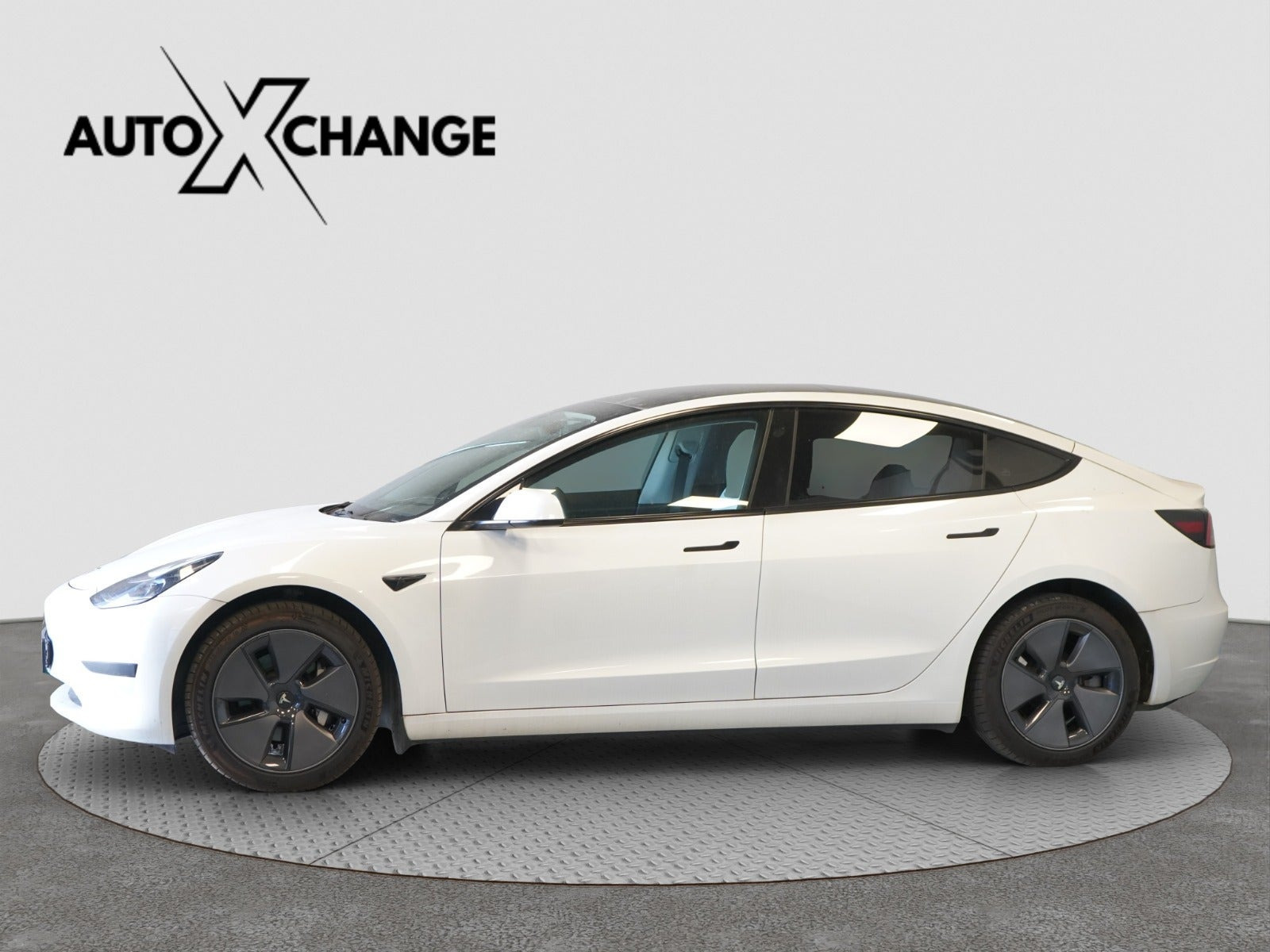 Hvid Tesla Model 3 fra 2023