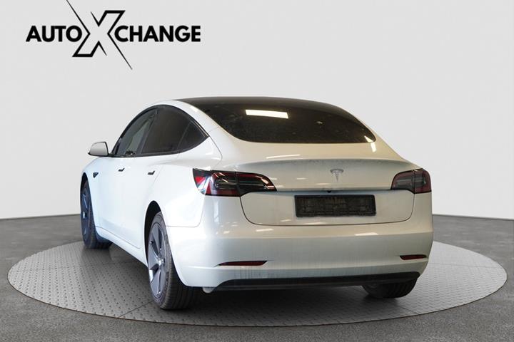 Hvid Tesla Model 3 fra 2023