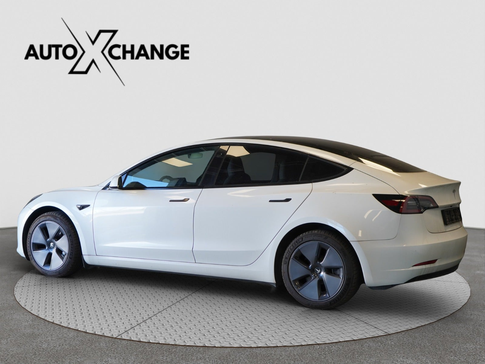 Hvid Tesla Model 3 fra 2023