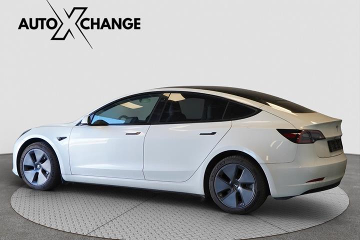 Hvid Tesla Model 3 fra 2023