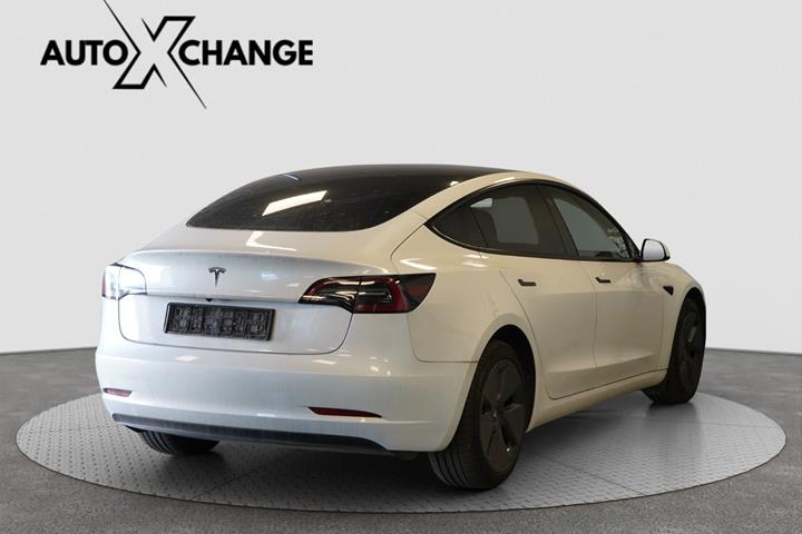 Hvid Tesla Model 3 fra 2023