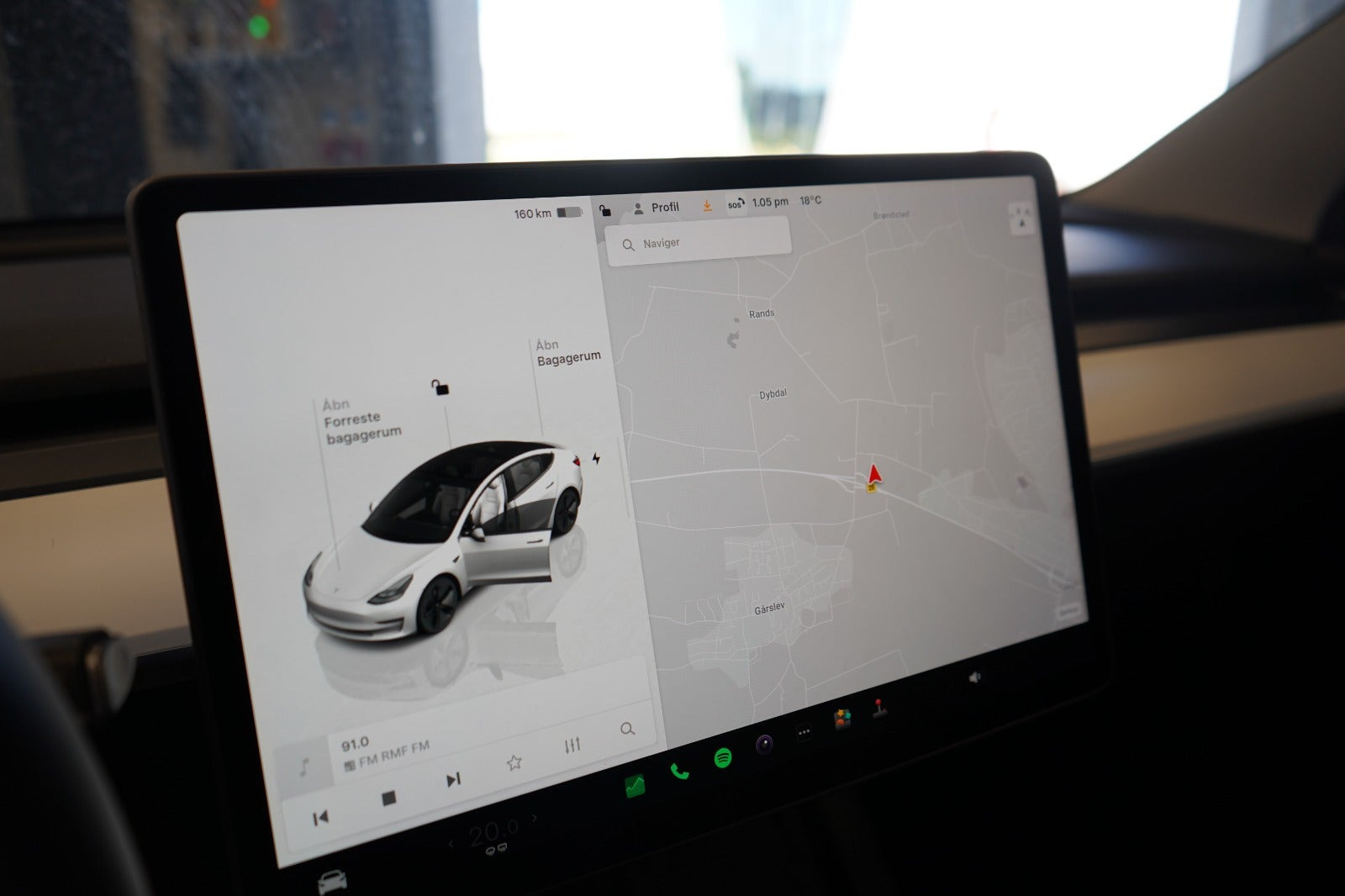 Hvid Tesla Model 3 fra 2023