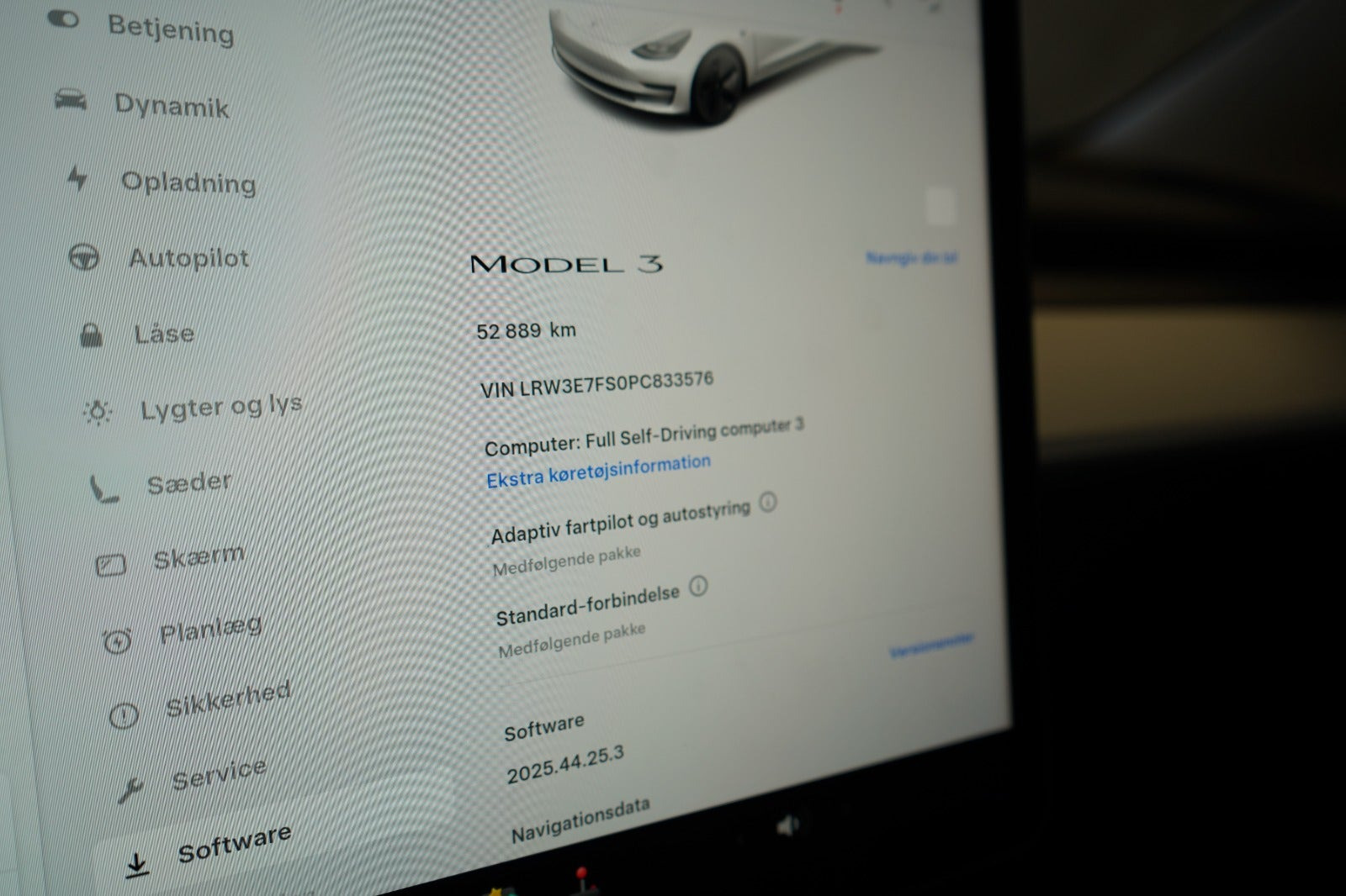 Hvid Tesla Model 3 fra 2023