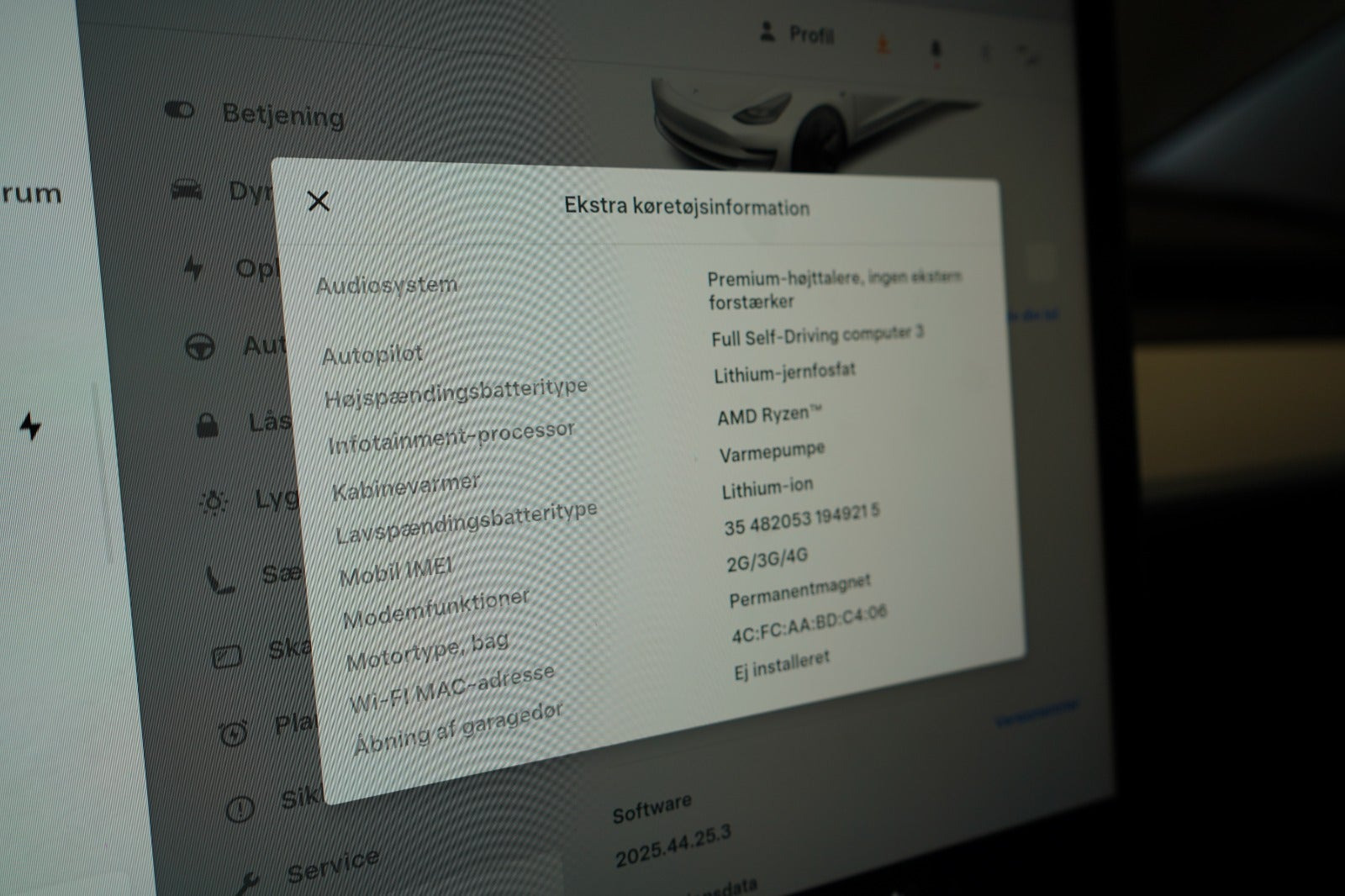 Hvid Tesla Model 3 fra 2023
