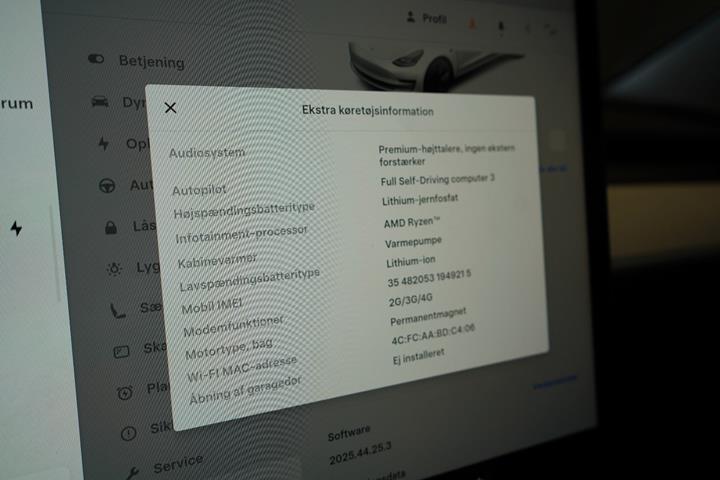 Hvid Tesla Model 3 fra 2023