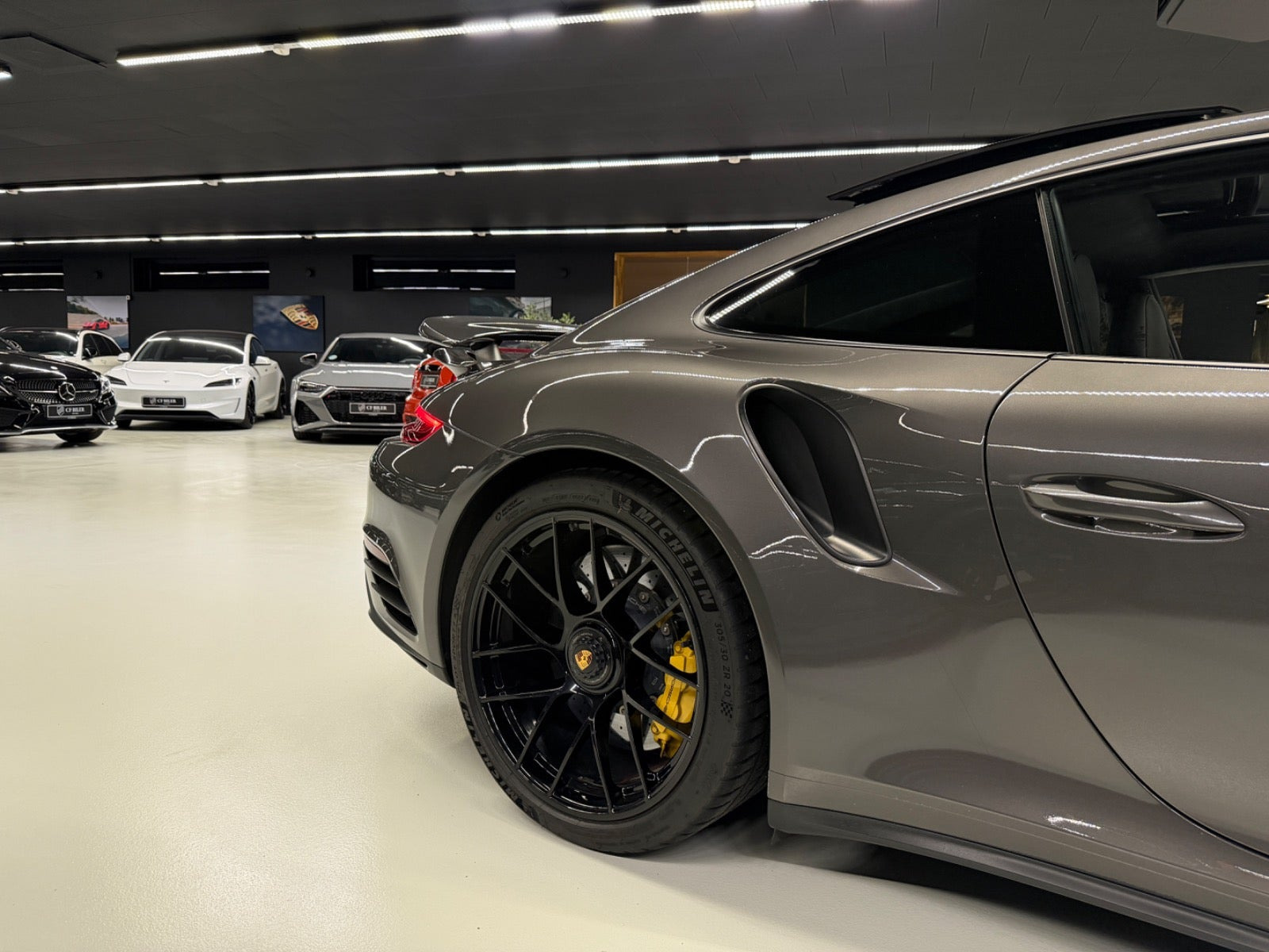Grøn Porsche 911 Turbo S fra 2017