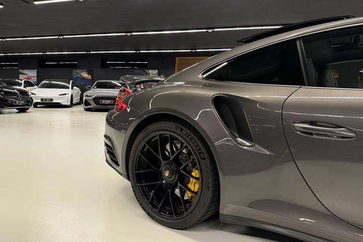 Grøn Porsche 911 Turbo S fra 2017