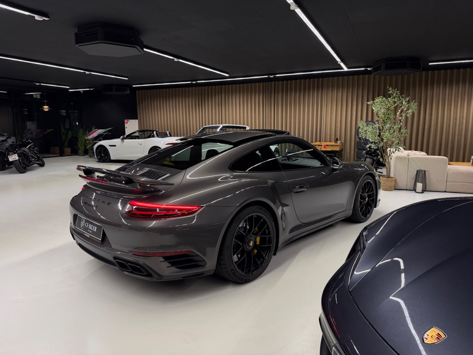 Grøn Porsche 911 Turbo S fra 2017