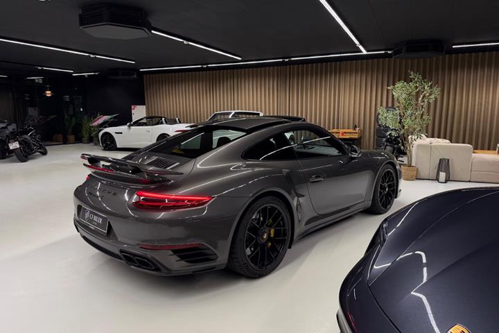 Grøn Porsche 911 Turbo S fra 2017