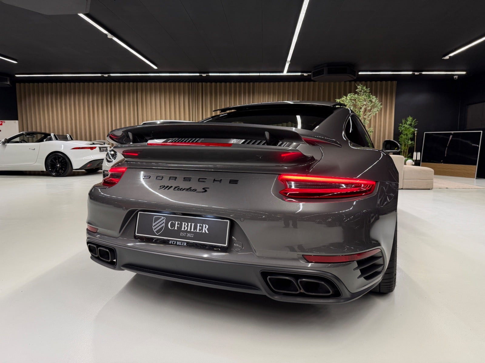 Grøn Porsche 911 Turbo S fra 2017