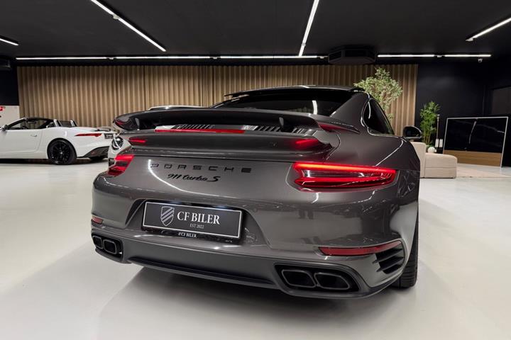 Grøn Porsche 911 Turbo S fra 2017