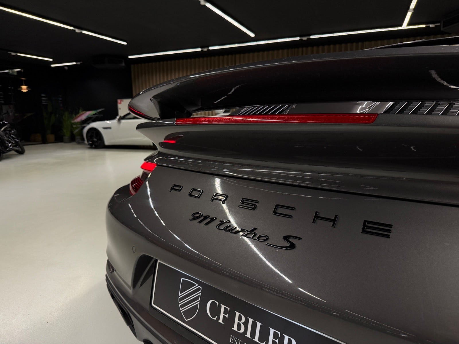 Grøn Porsche 911 Turbo S fra 2017
