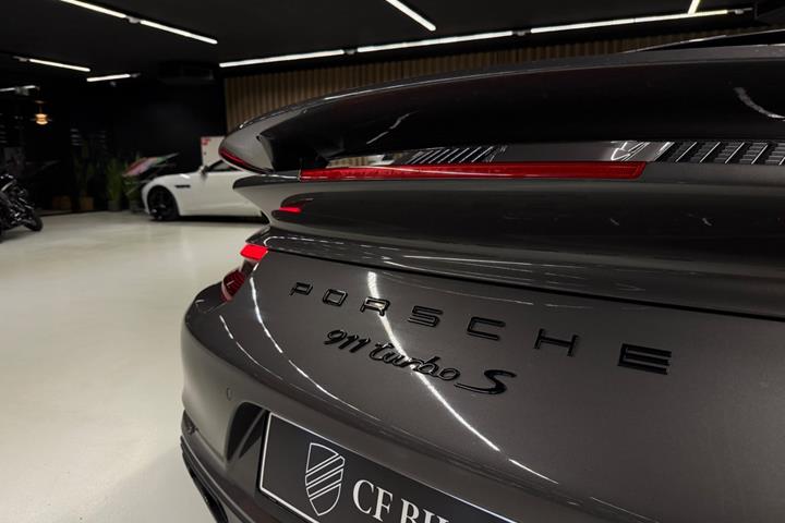 Grøn Porsche 911 Turbo S fra 2017