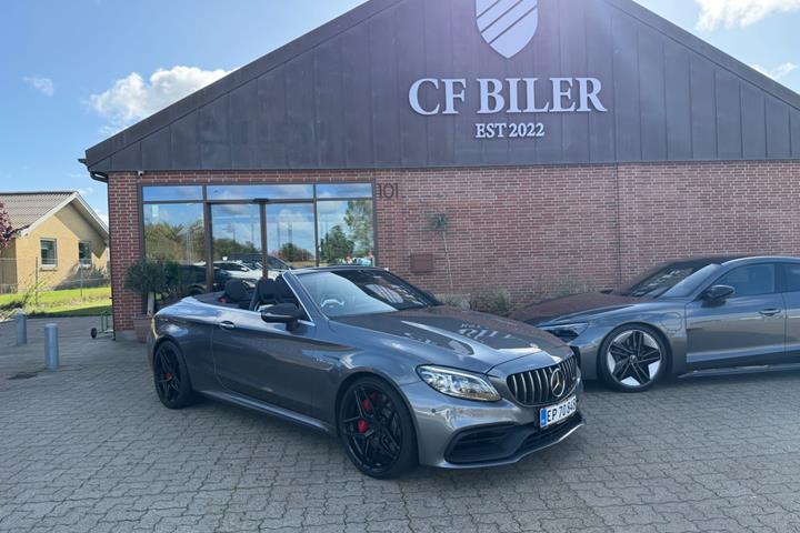Grå Mercedes C63 fra 2020