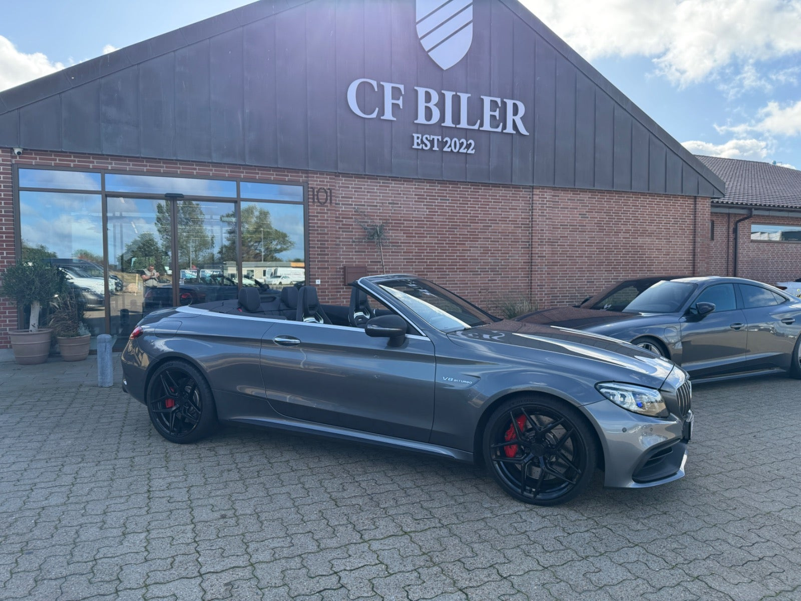 Grå Mercedes C63 fra 2020