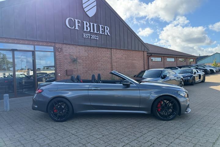 Grå Mercedes C63 fra 2020