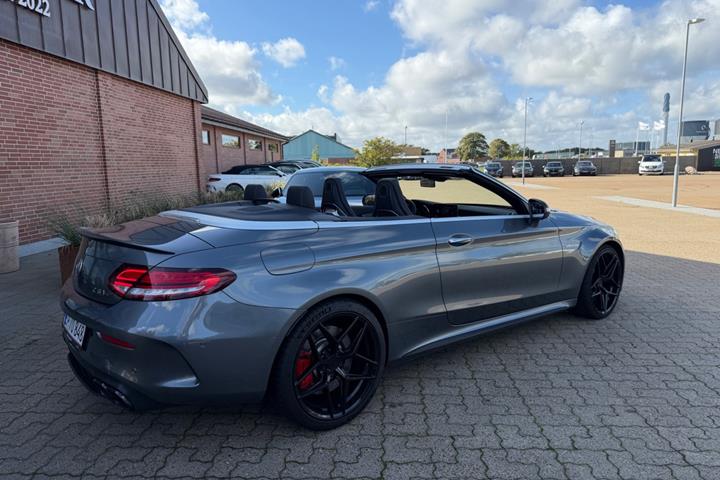 Grå Mercedes C63 fra 2020