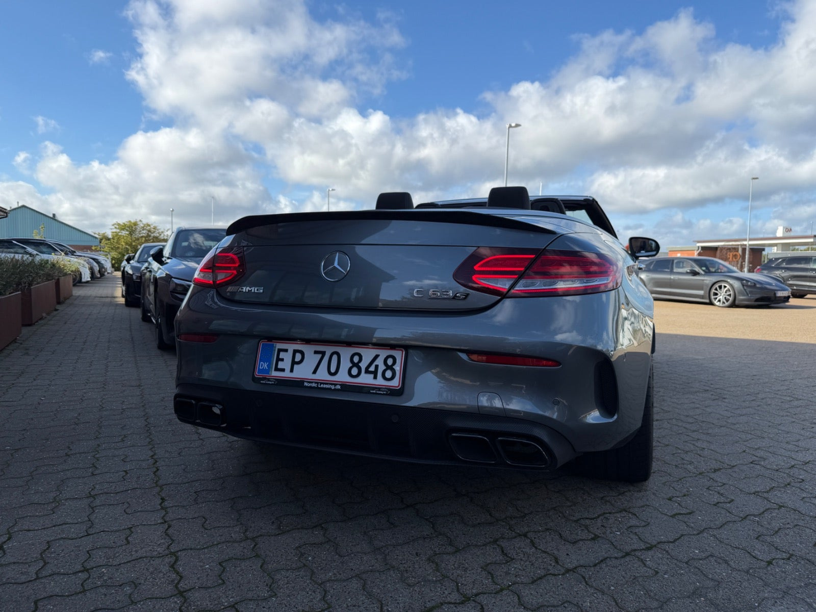 Grå Mercedes C63 fra 2020