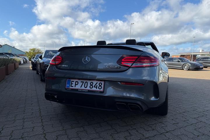 Grå Mercedes C63 fra 2020