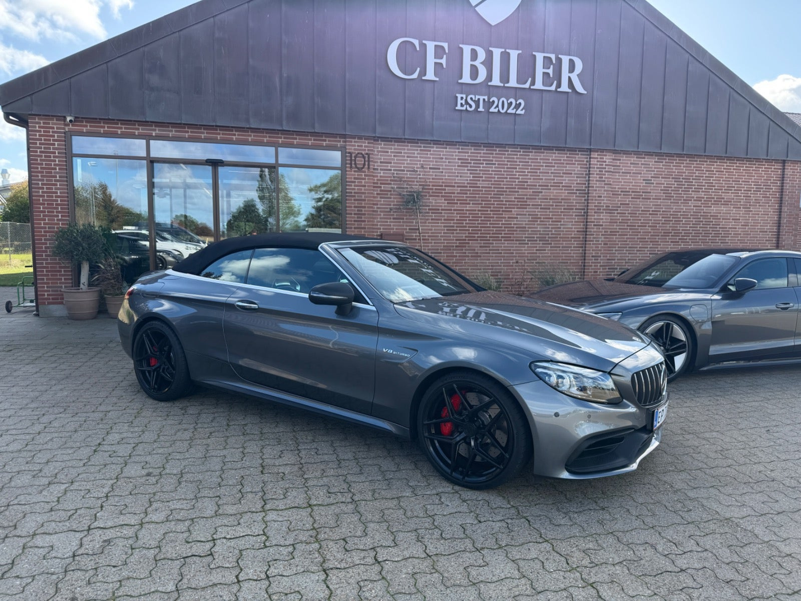 Grå Mercedes C63 fra 2020