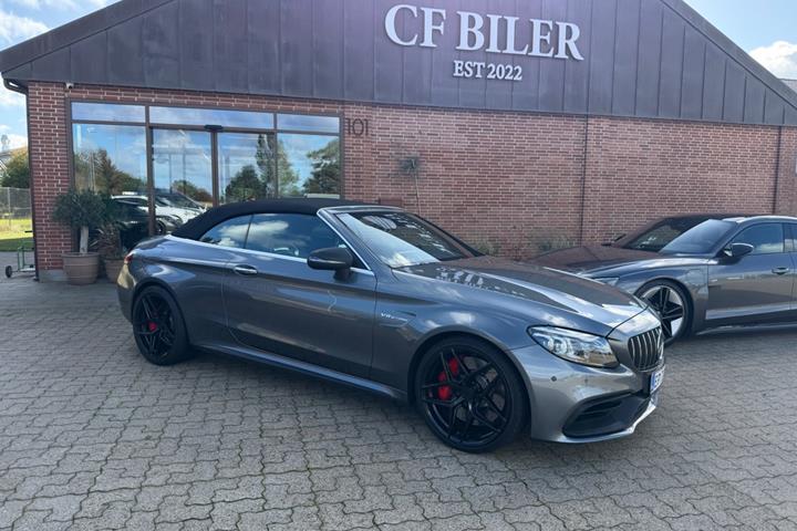 Grå Mercedes C63 fra 2020