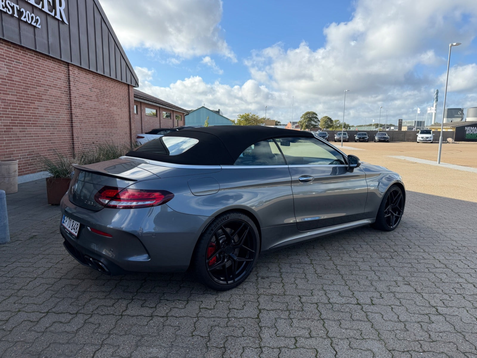 Grå Mercedes C63 fra 2020