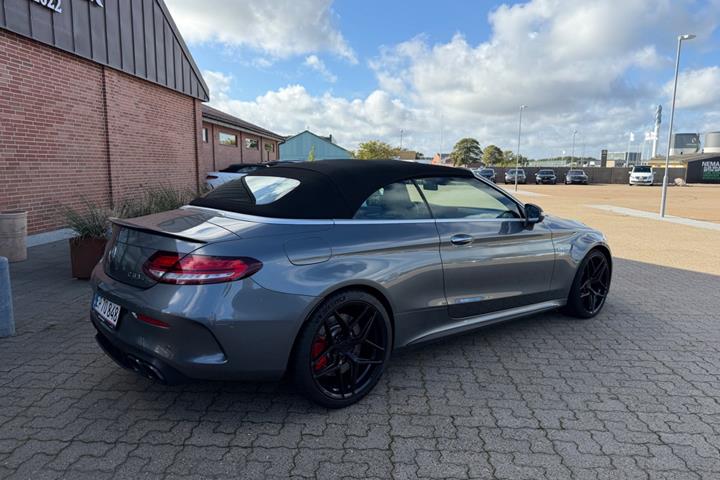 Grå Mercedes C63 fra 2020