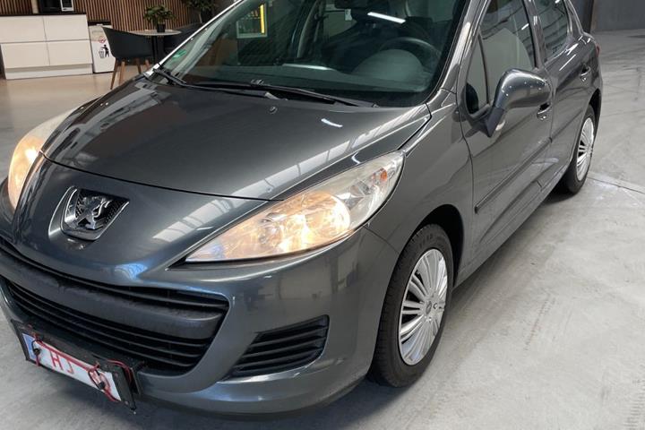 Grå Peugeot 207 fra 2010