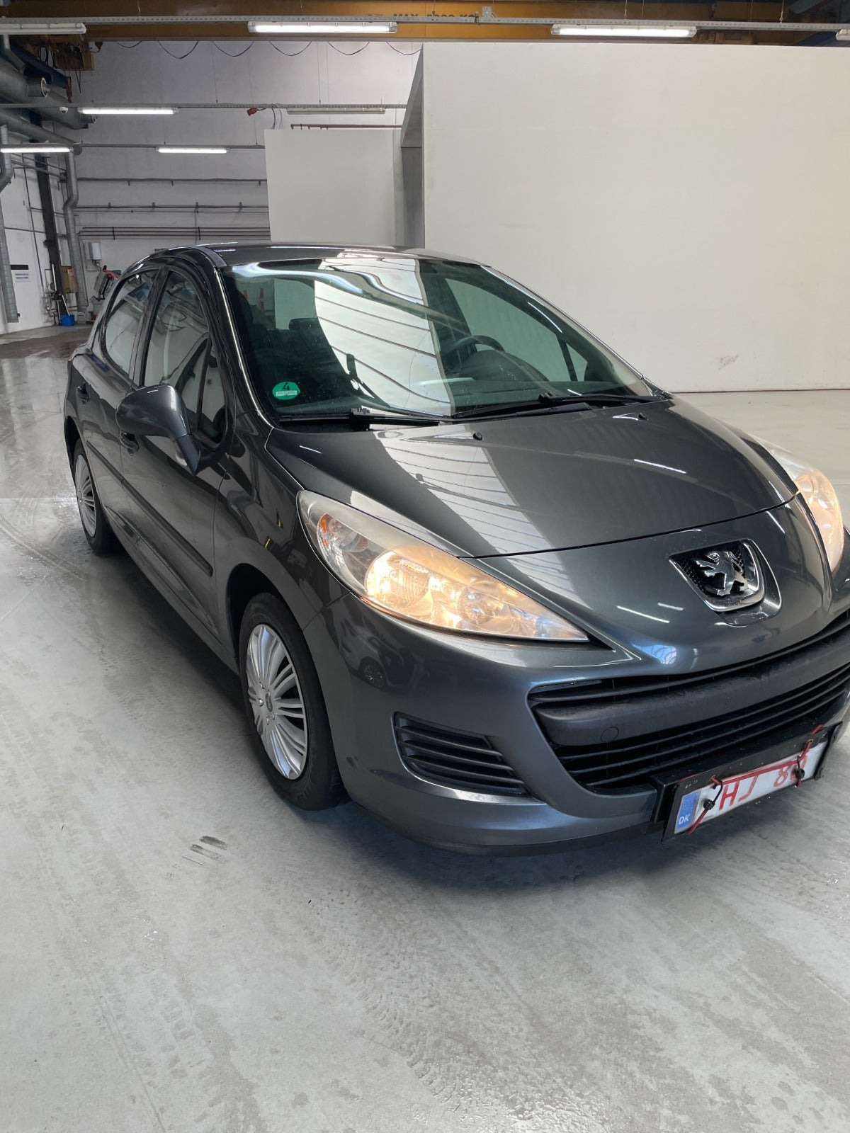 Grå Peugeot 207 fra 2010