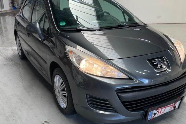 Grå Peugeot 207 fra 2010