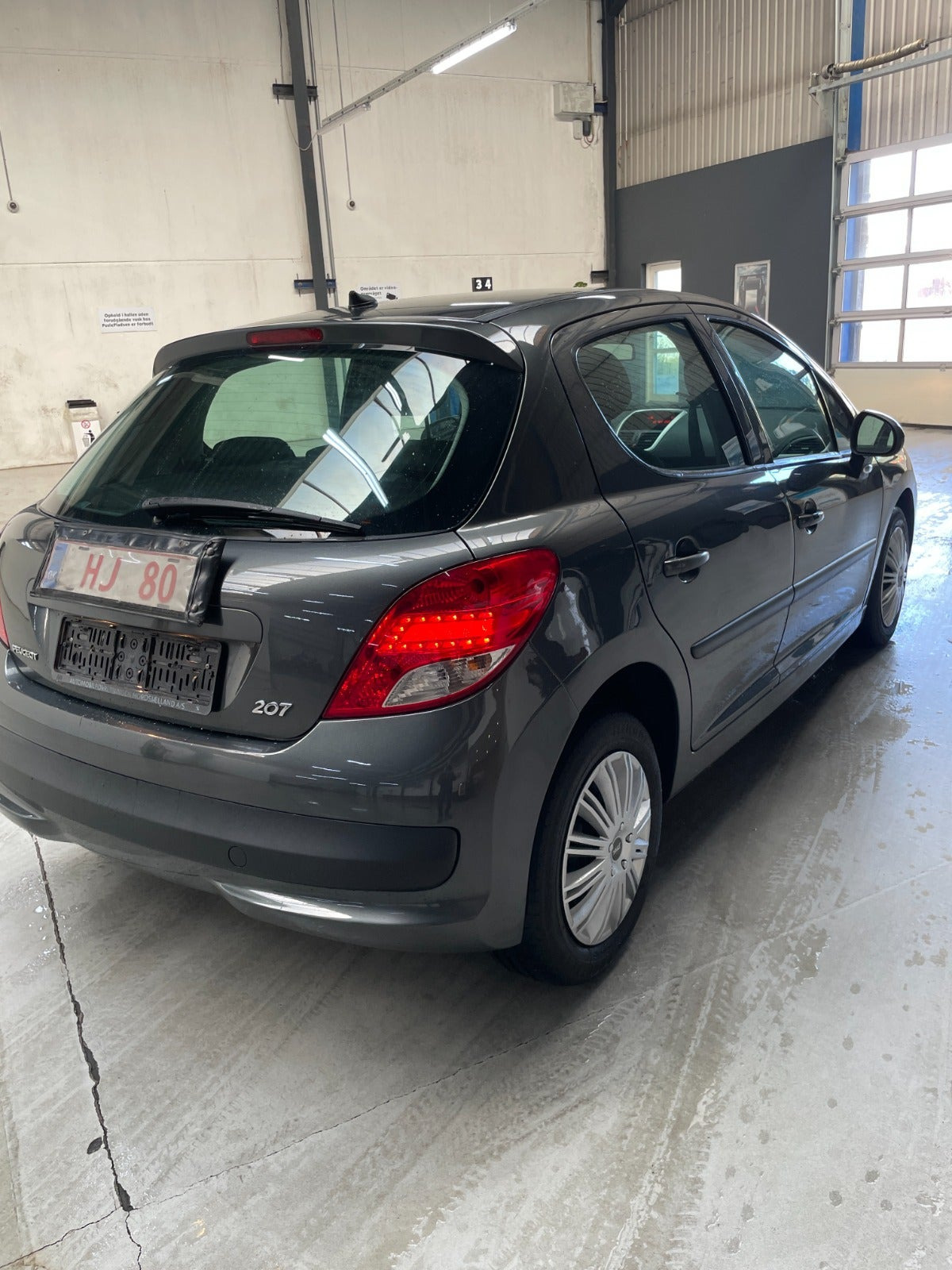 Grå Peugeot 207 fra 2010