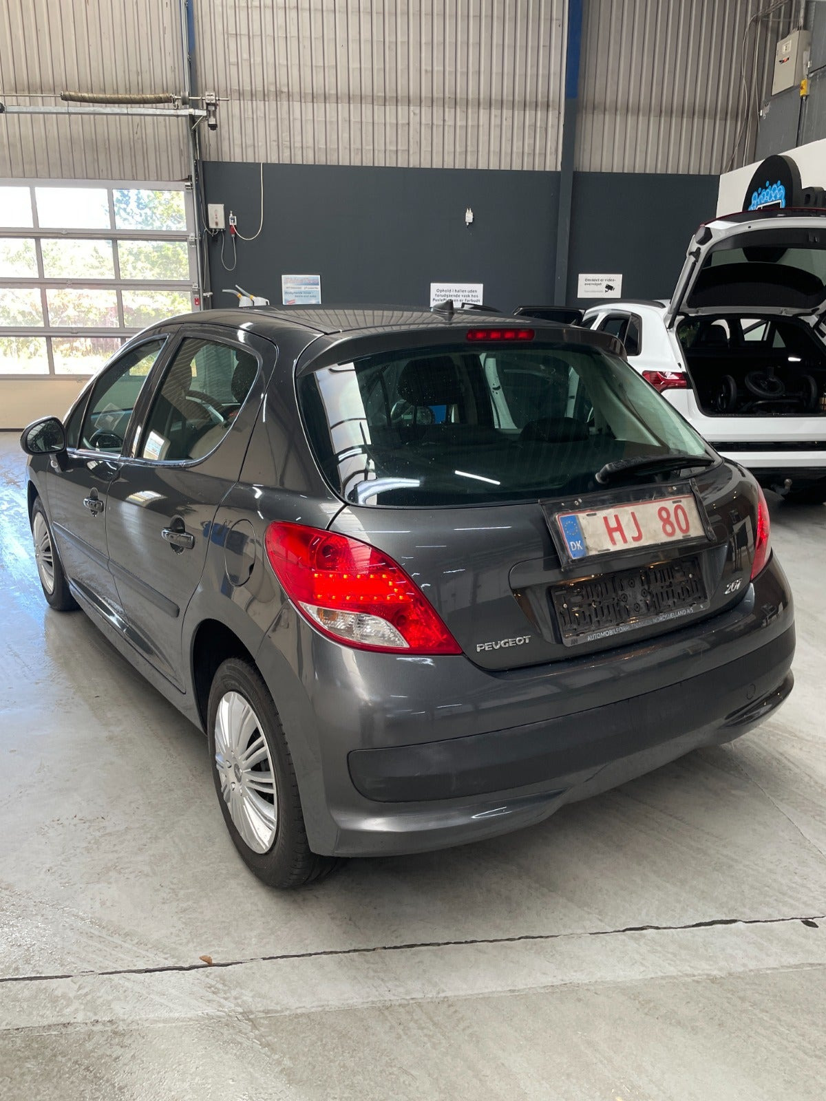 Grå Peugeot 207 fra 2010