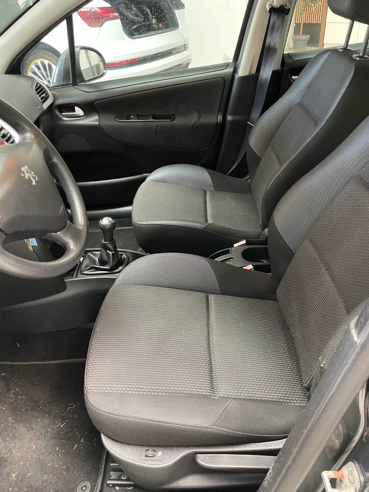 Grå Peugeot 207 fra 2010
