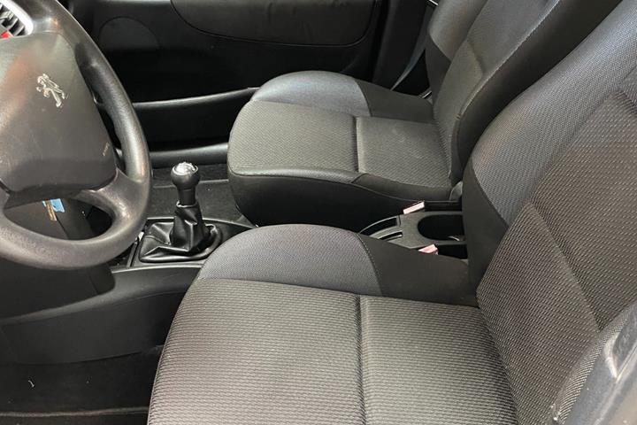 Grå Peugeot 207 fra 2010