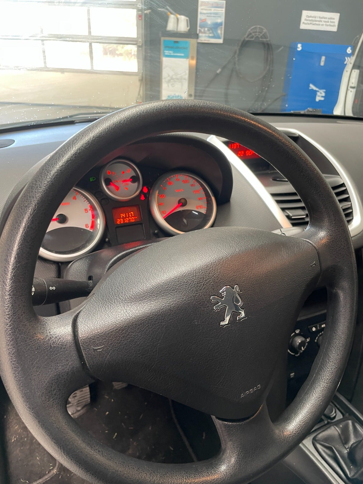Grå Peugeot 207 fra 2010