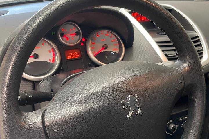Grå Peugeot 207 fra 2010