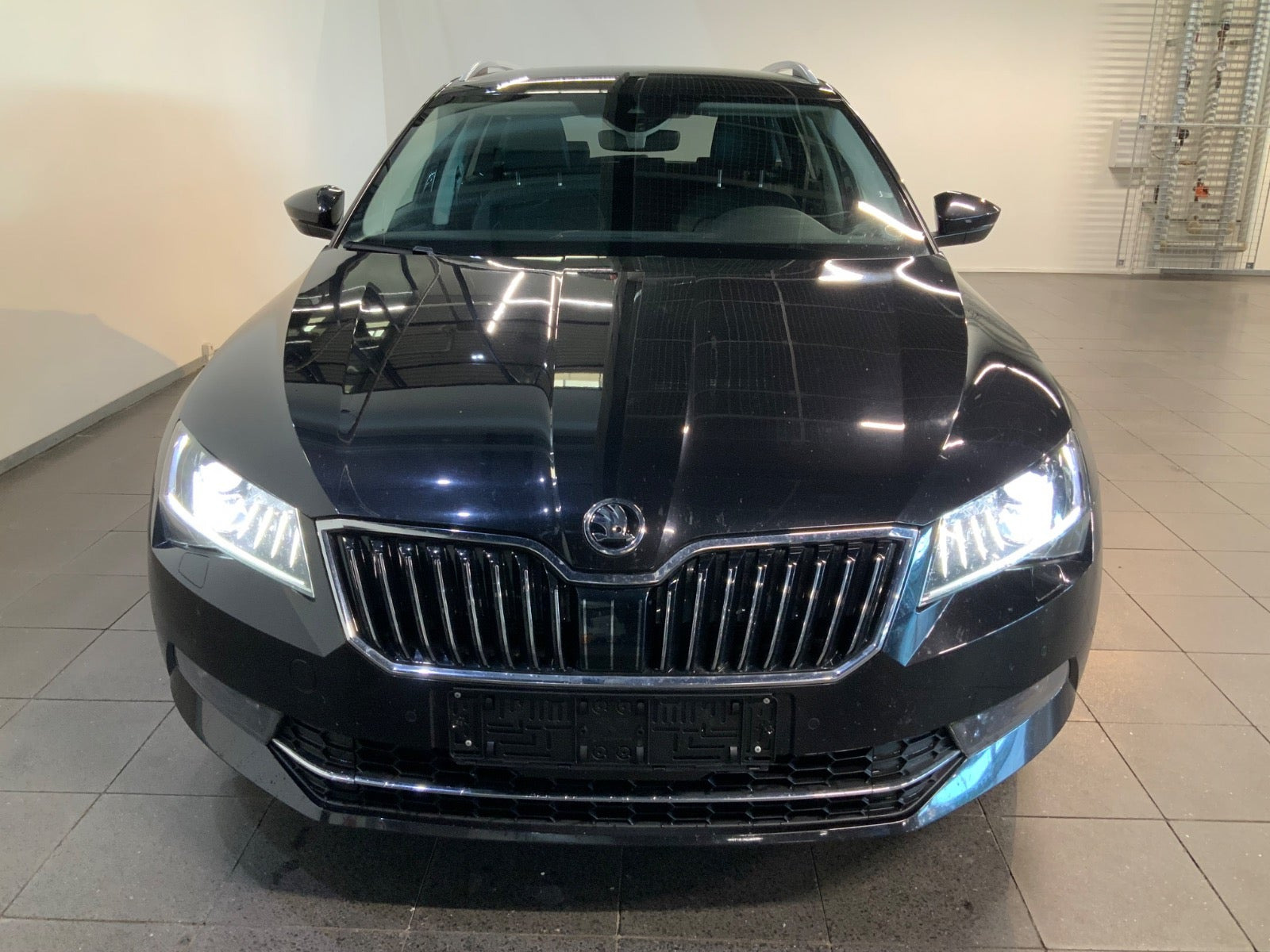 Sort Skoda Superb fra 2019