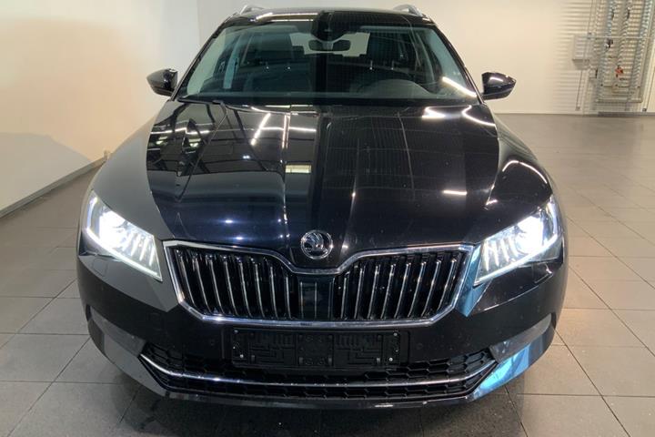 Sort Skoda Superb fra 2019