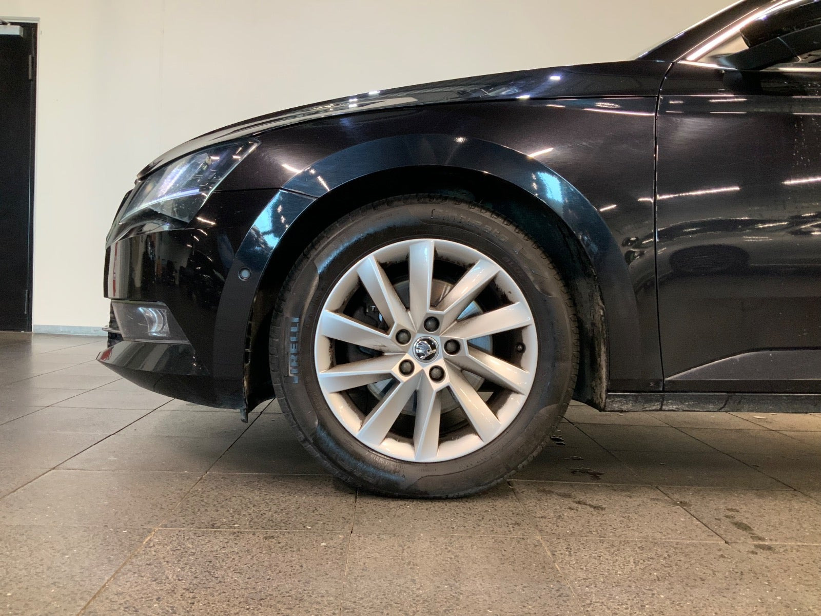 Sort Skoda Superb fra 2019
