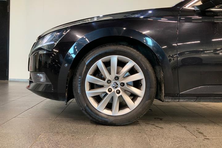 Sort Skoda Superb fra 2019
