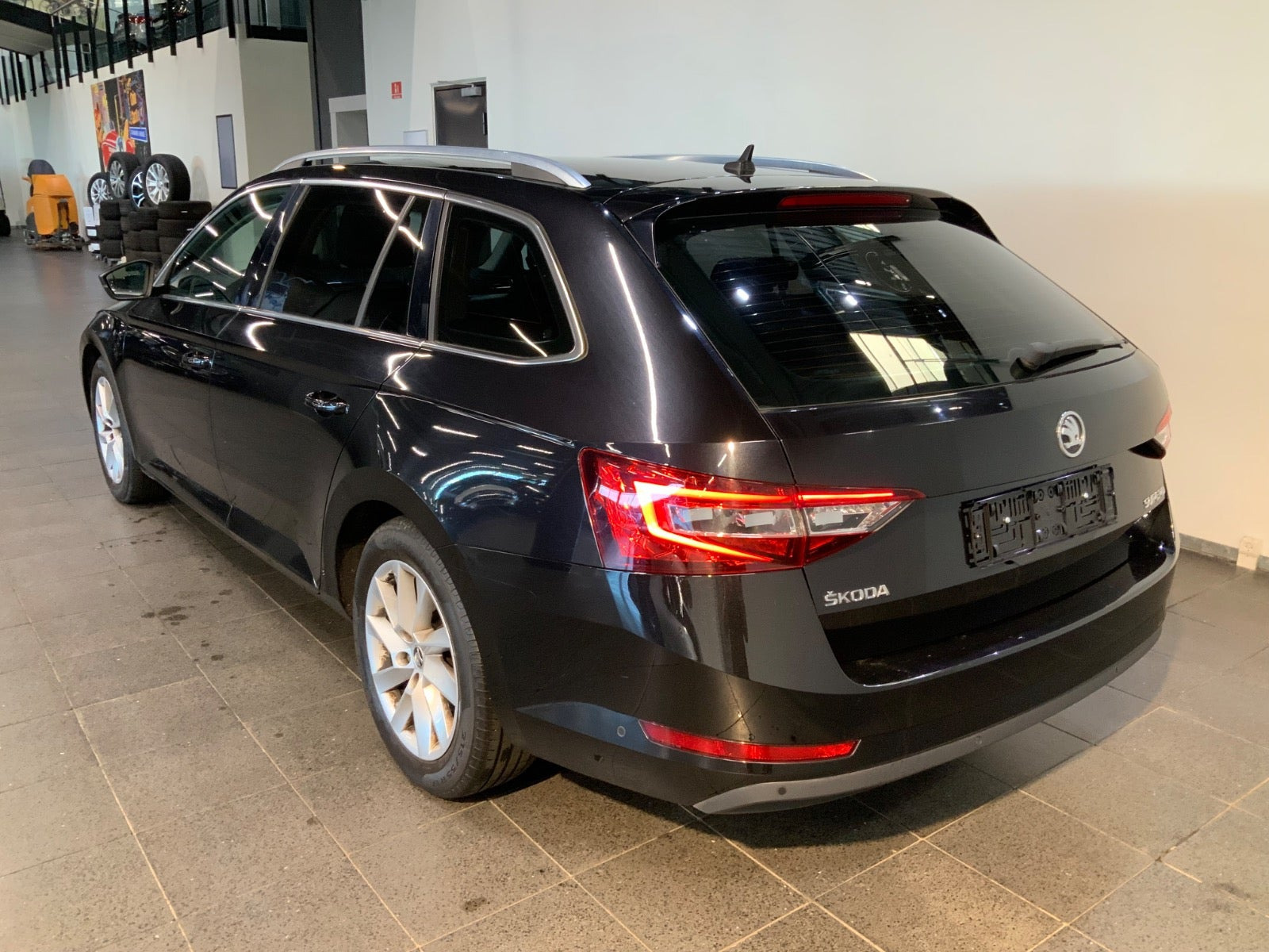 Sort Skoda Superb fra 2019