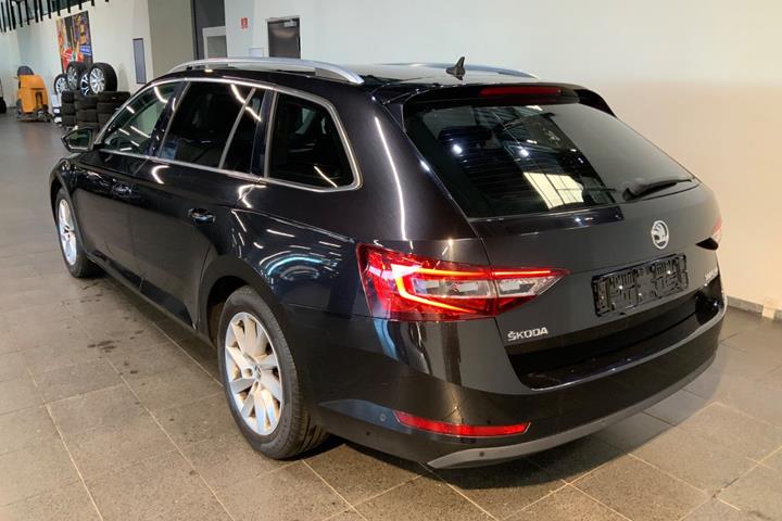 Sort Skoda Superb fra 2019